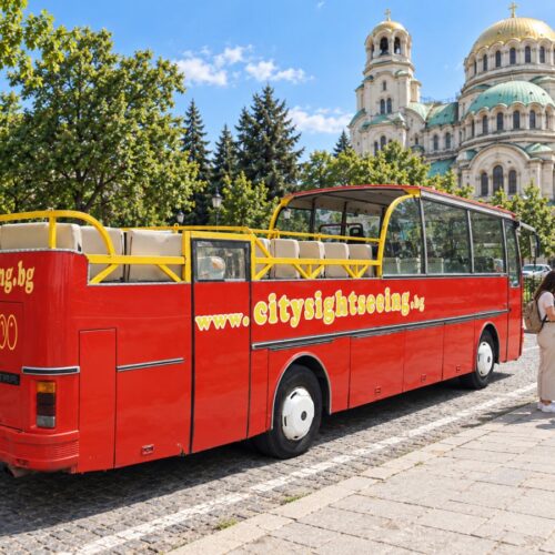 Илюстрация на частна туристическа група с карта на София до червения открит автобус