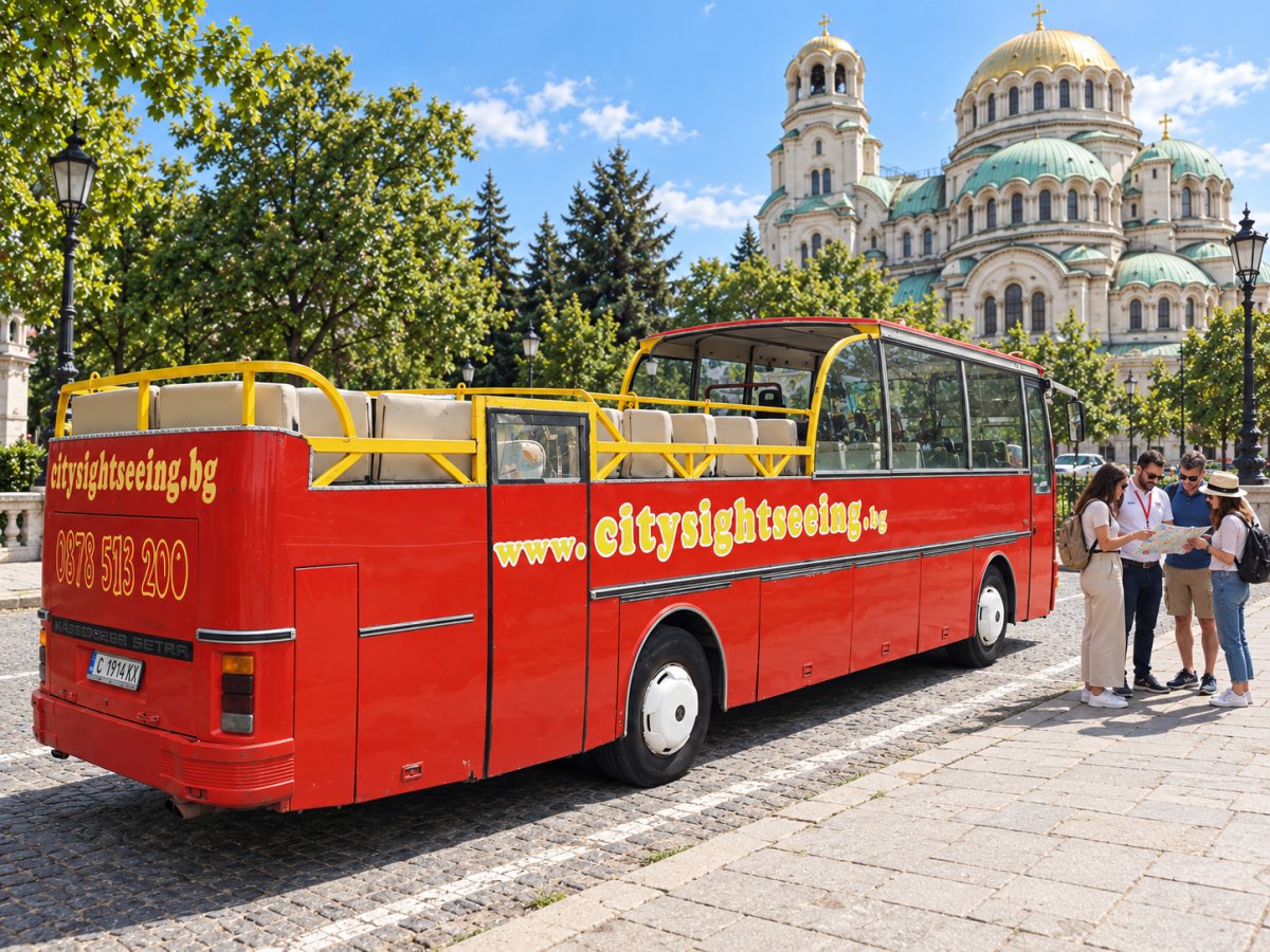 Илюстрация на частна туристическа група с карта на София до червения открит автобус